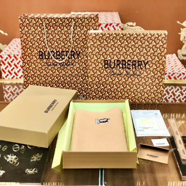 버버리 TB 모노그램 자수 캐시미어 숄