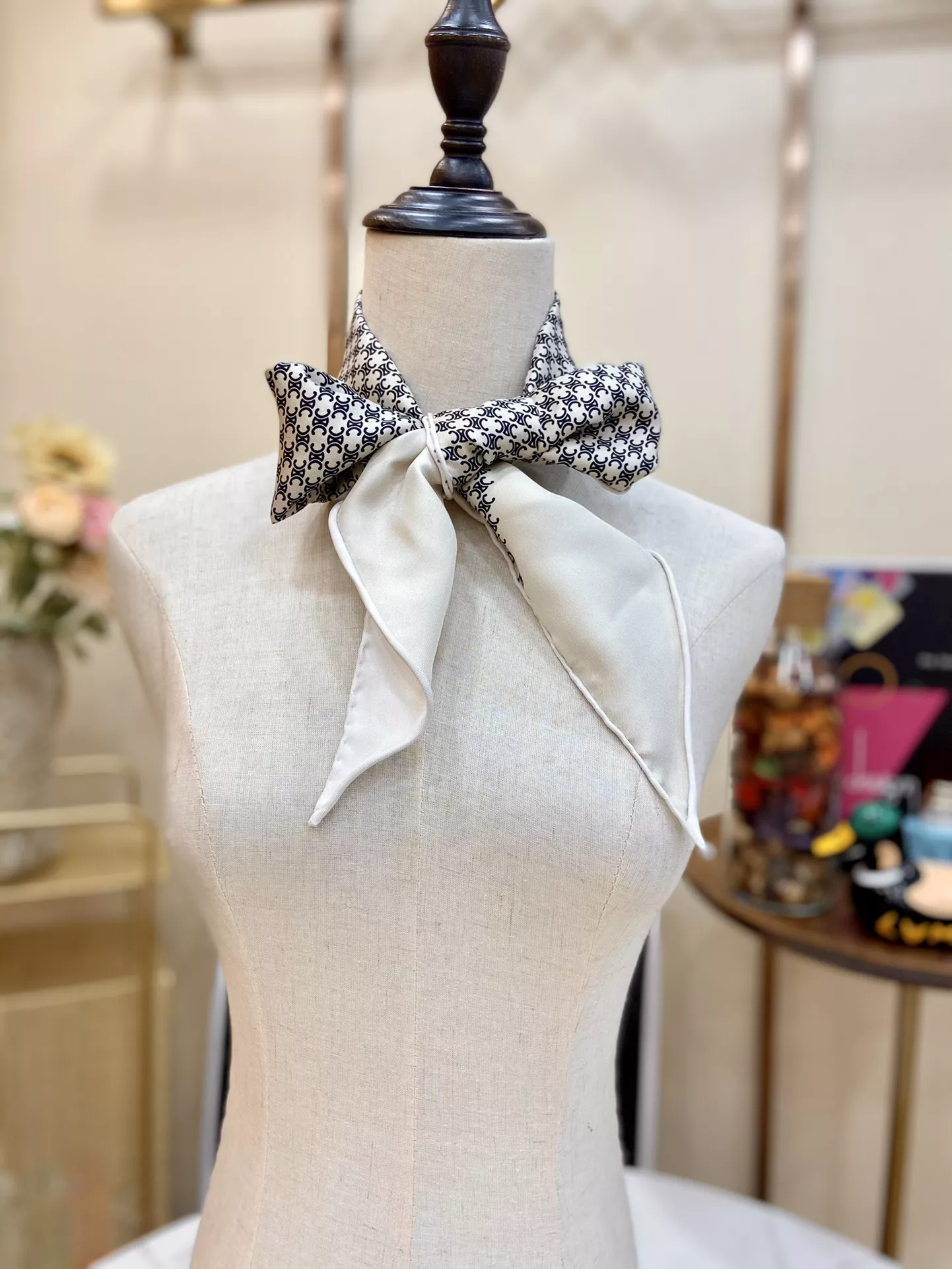 셀린느 모노그램 패턴 트윌 실크 스카프 상세 이미지 10