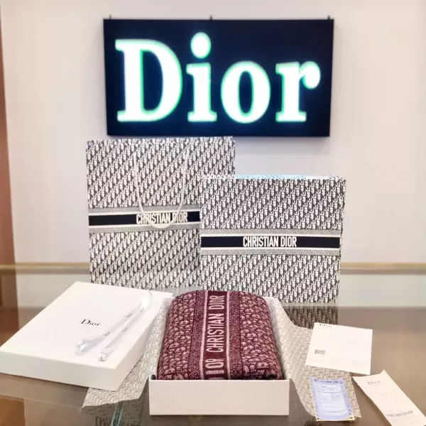 디올 오버사이즈 로고 숄