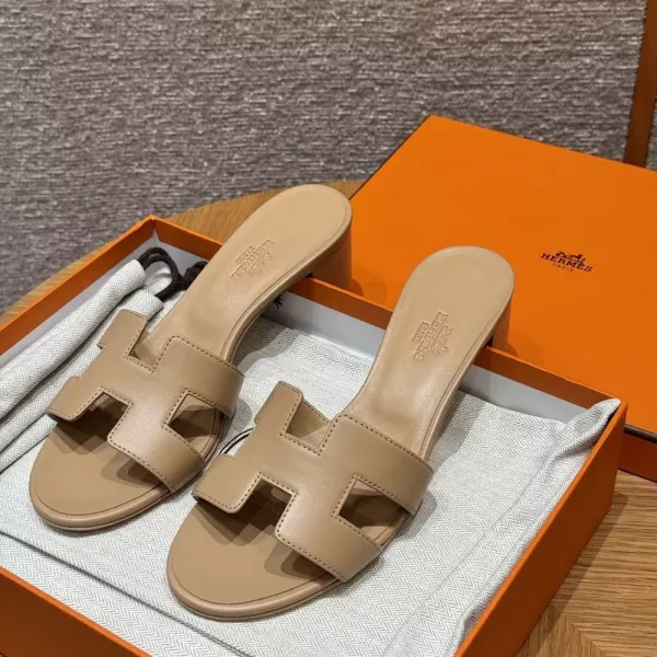 에르메스 오아시스 H 컷아웃 레더 힐 샌들