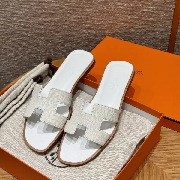 에르메스 오란 H 컷아웃 레더 슬라이드