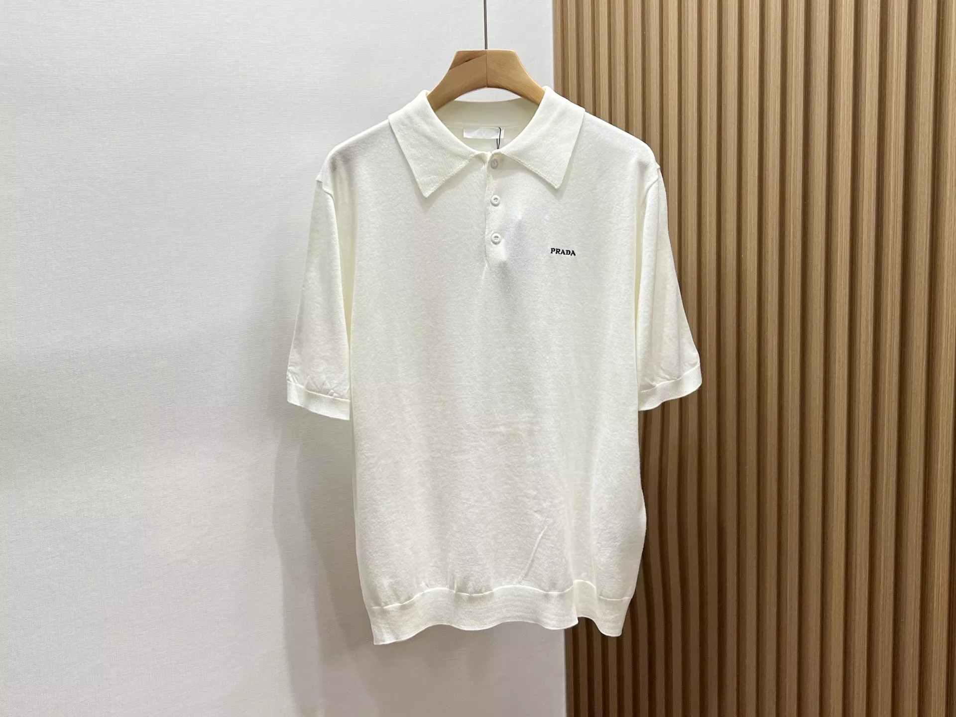 프라다 레터링 포인트 카라 반팔 티셔츠 상세 이미지 2