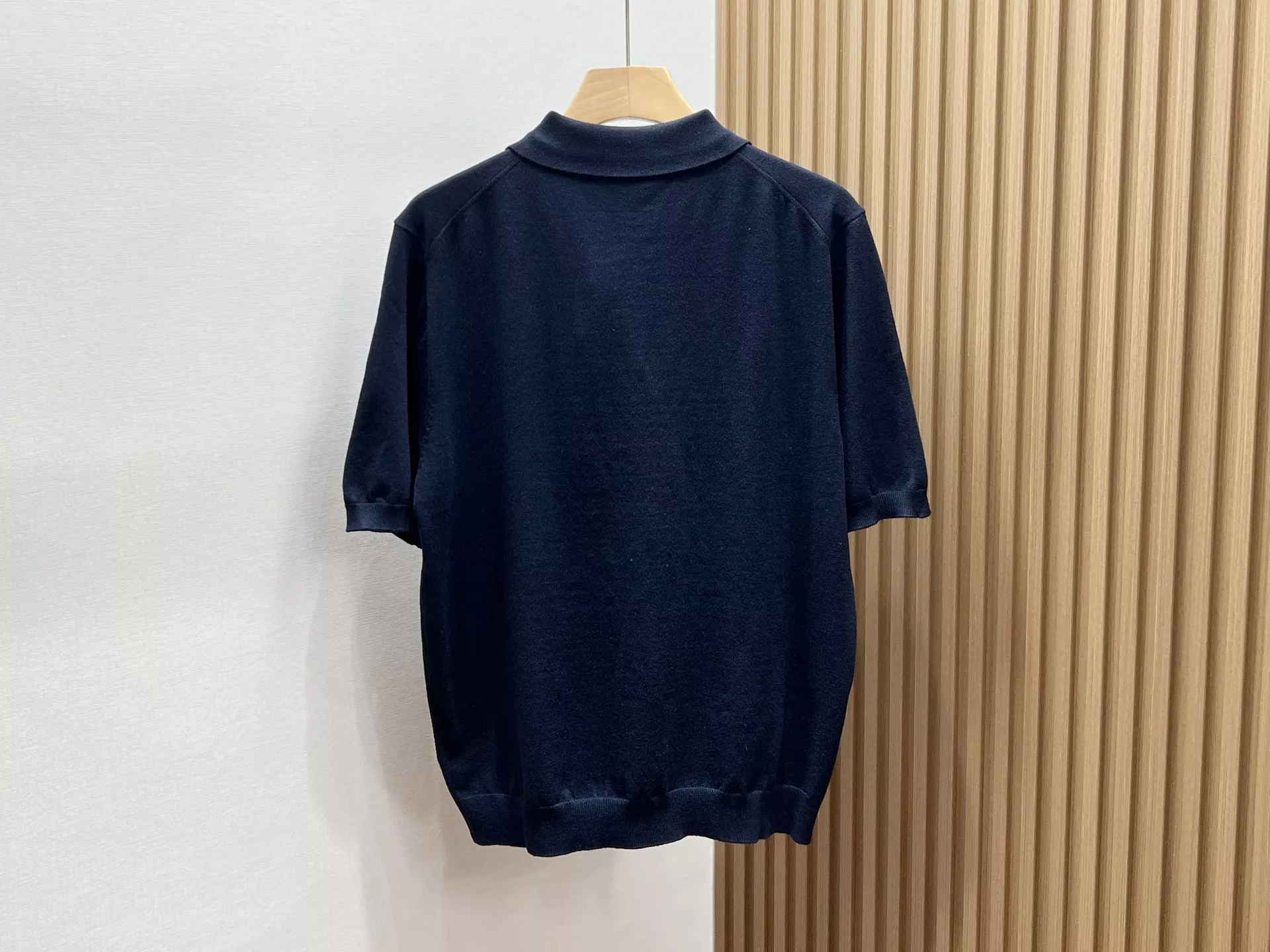 프라다 레터링 포인트 카라 반팔 티셔츠 상세 이미지 3