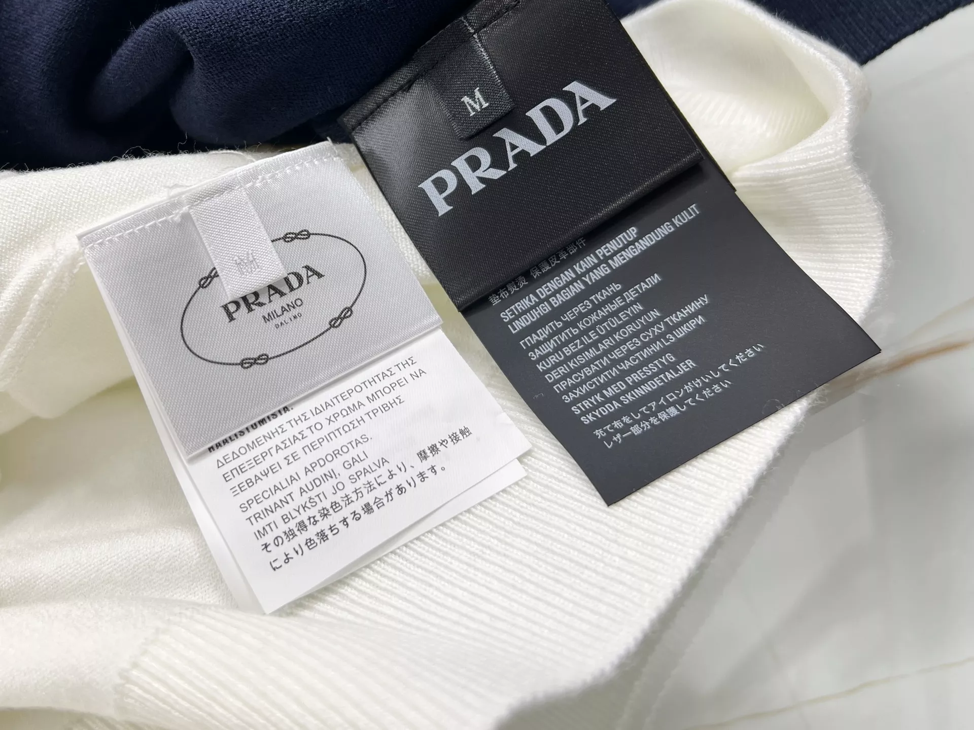 프라다 레터링 포인트 카라 반팔 티셔츠 상세 이미지 14