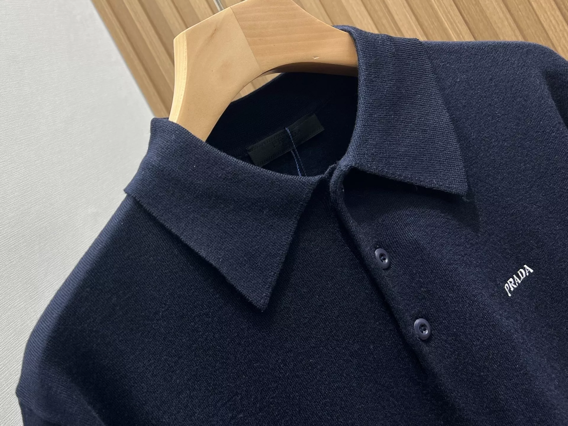 프라다 레터링 포인트 카라 반팔 티셔츠 상세 이미지 7