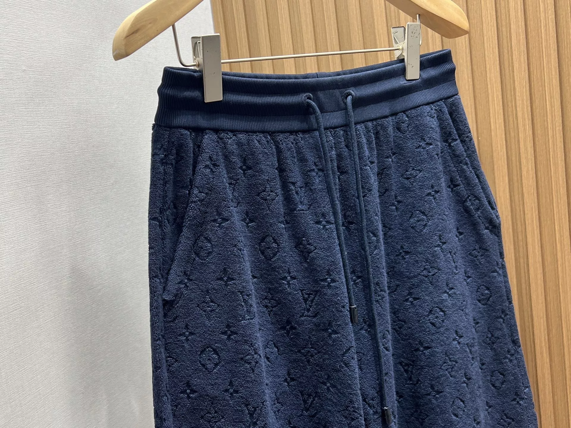 루이비통 다크 패턴 반소매 티셔츠 하프팬츠 세트 상세 이미지 17