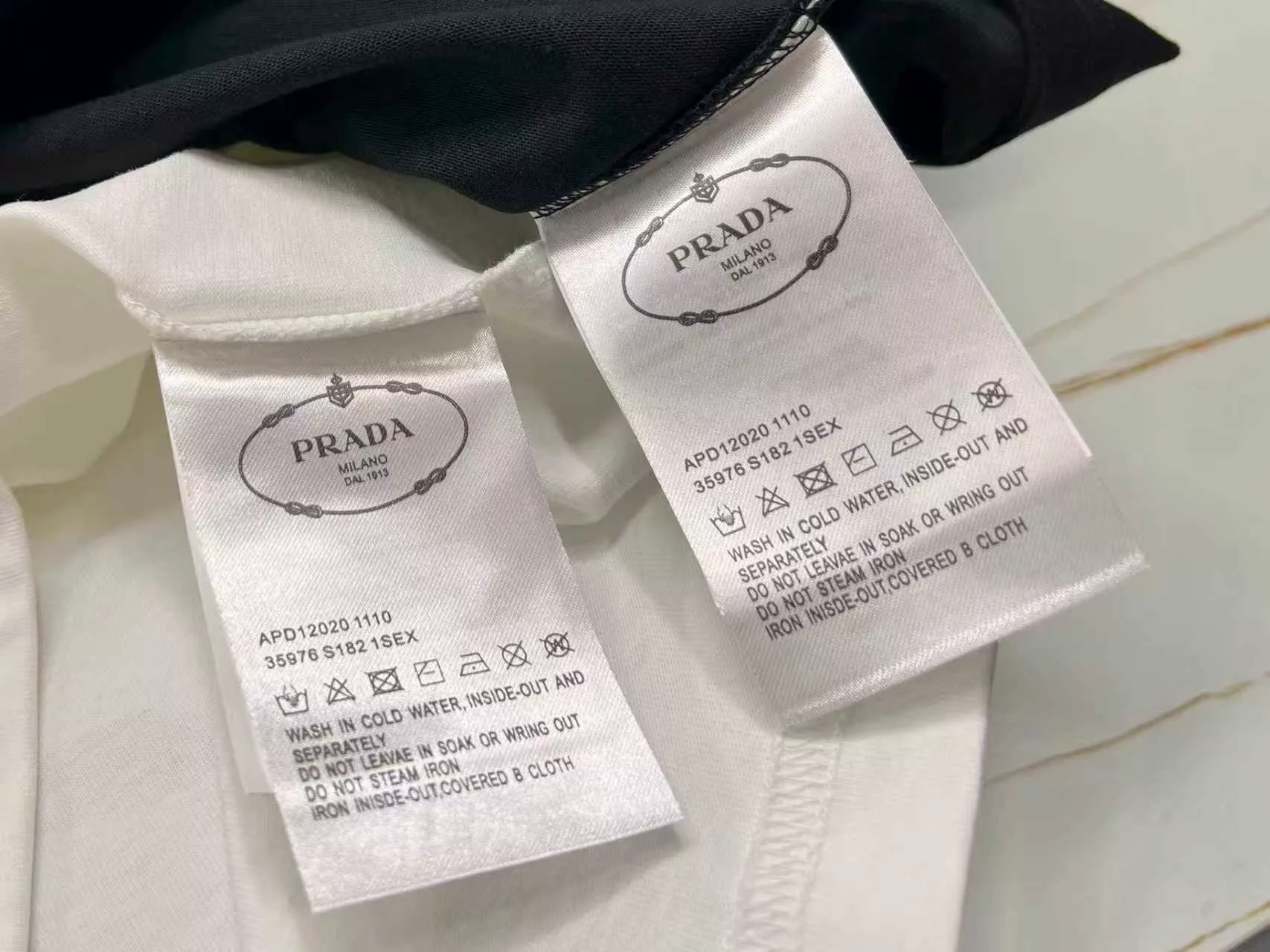 프라다 불규칙 포켓 배색 반소매 티셔츠 상세 이미지 16