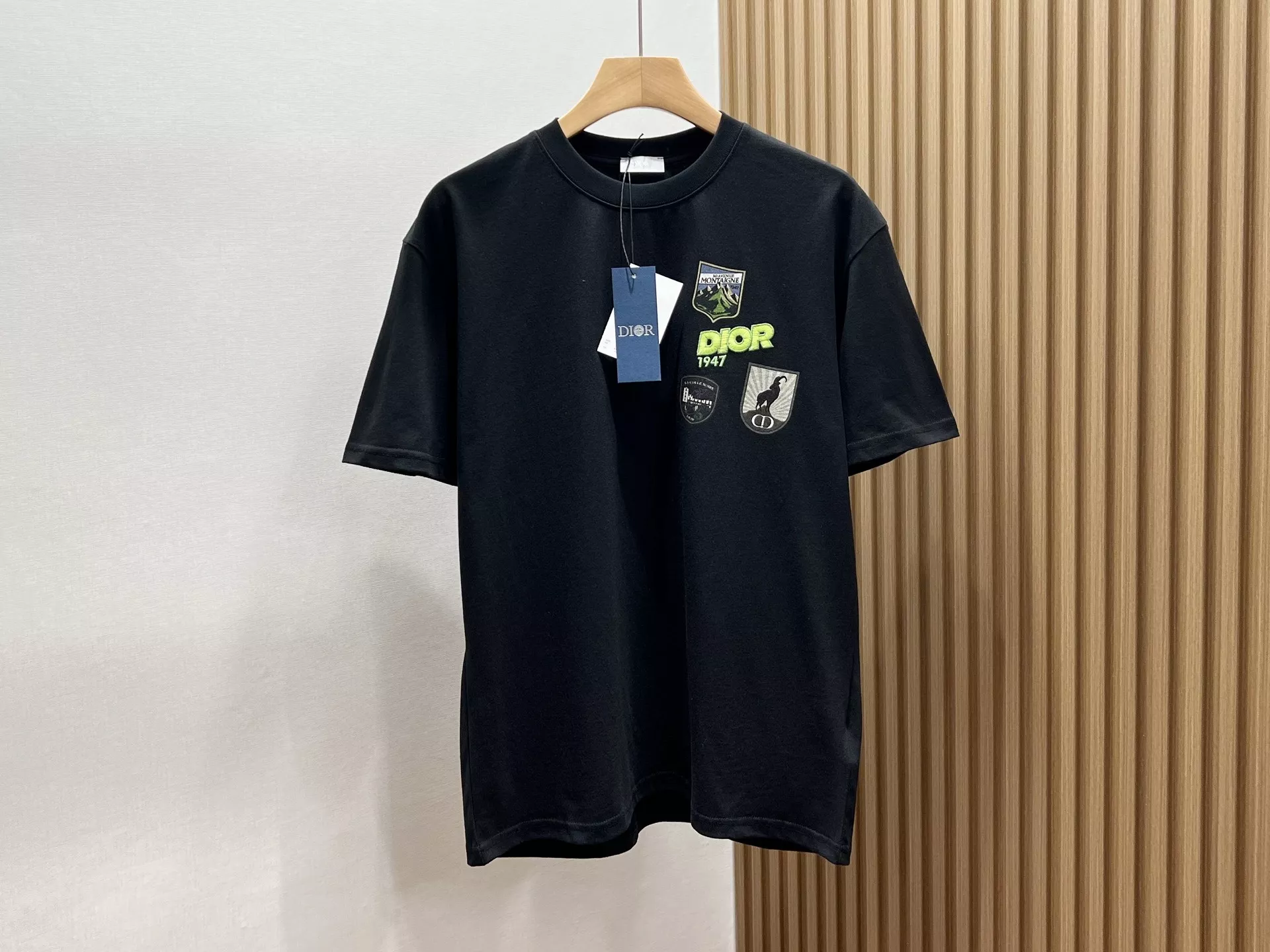디올 마이크로 배지 레터링 프린트 반소매 티셔츠 상세 이미지 3