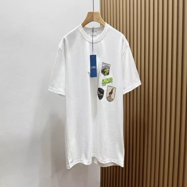 디올 마이크로 배지 레터링 프린트 반소매 티셔츠