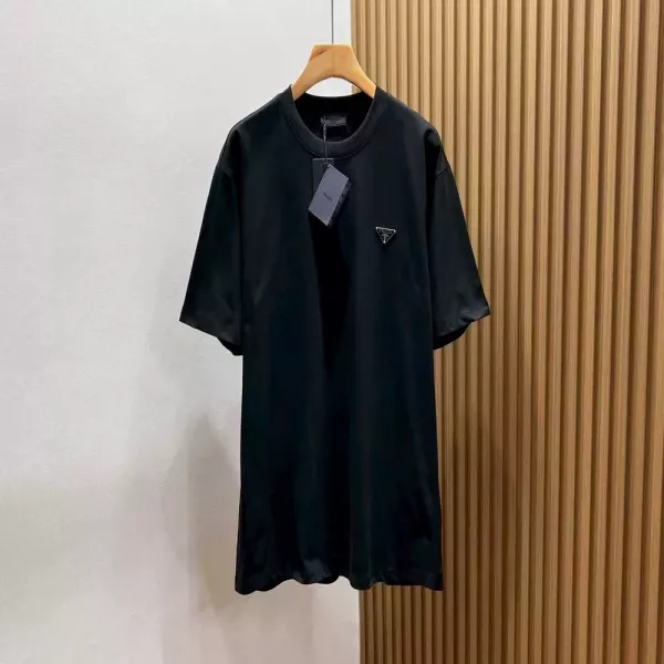 프라다 삼각 로고 패치 오버핏 반팔 티셔츠