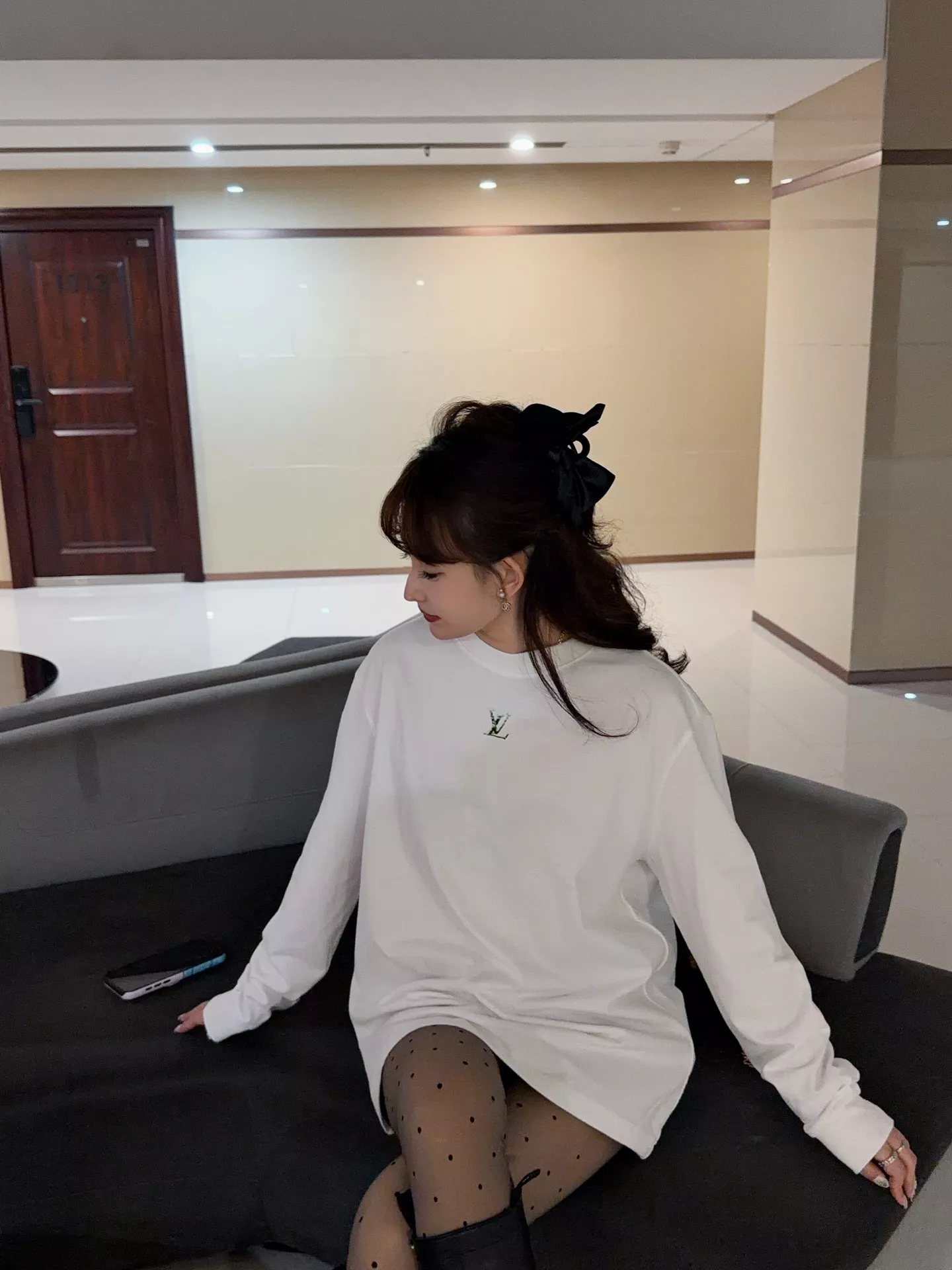 루이비통 후면 플로킹 프린트 맨투맨 상세 이미지 27