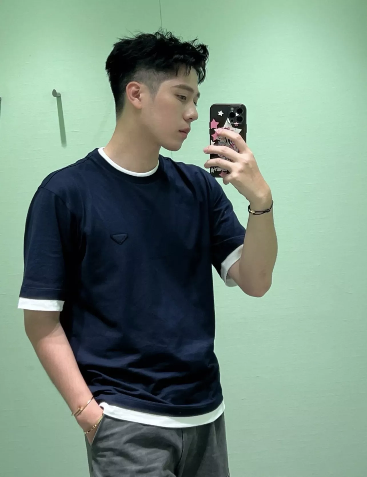 프라다 삼각 로고 패치 레이어드 반소매 티셔츠 상세 이미지 32