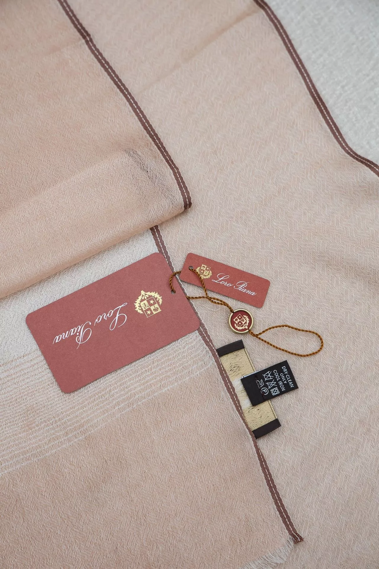 로로피아나 울트라소프트 캐시미어 그라데이션 숄 상세 이미지 8