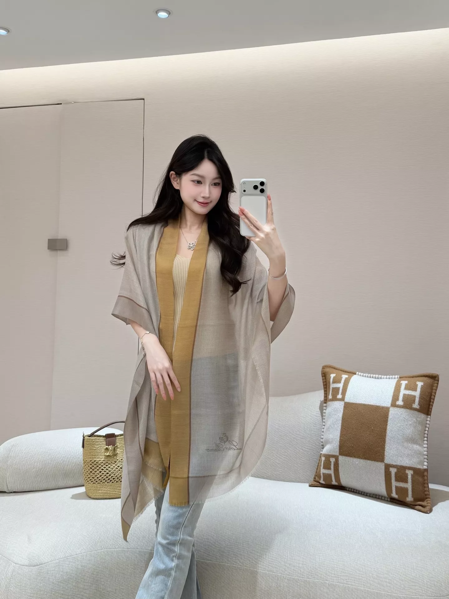 로로피아나 로고 자수 포인트 캐시미어 숄 상세 이미지 12