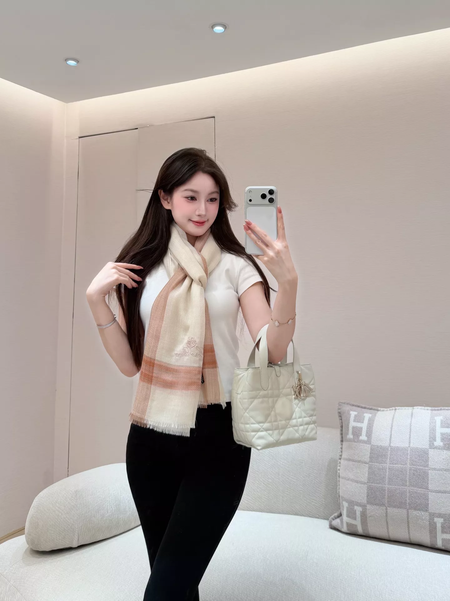 로로피아나 캐시미어 체크 숄 상세 이미지 10