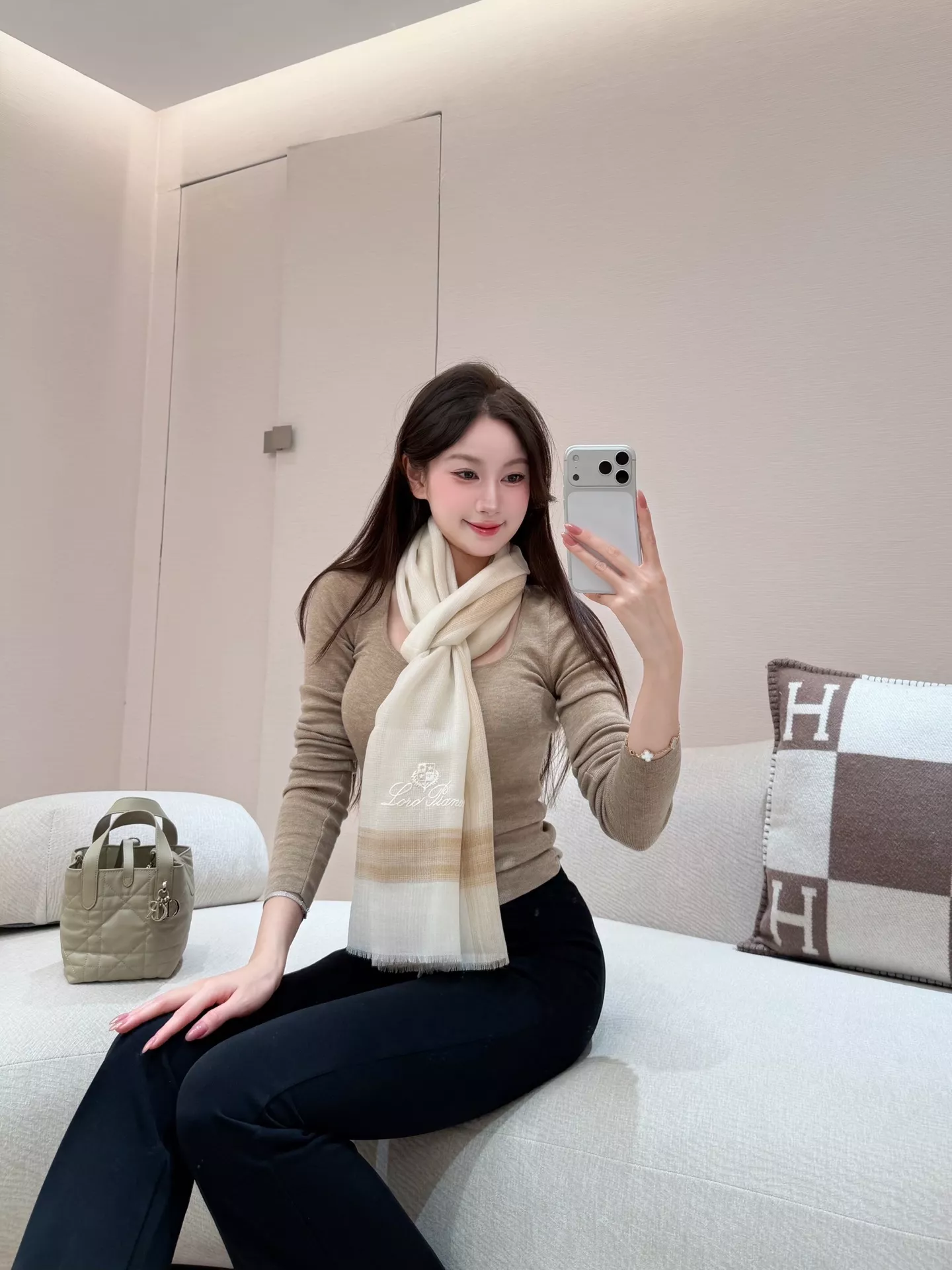 로로피아나 연베이지 캐시미어 스톨 상세 이미지 12