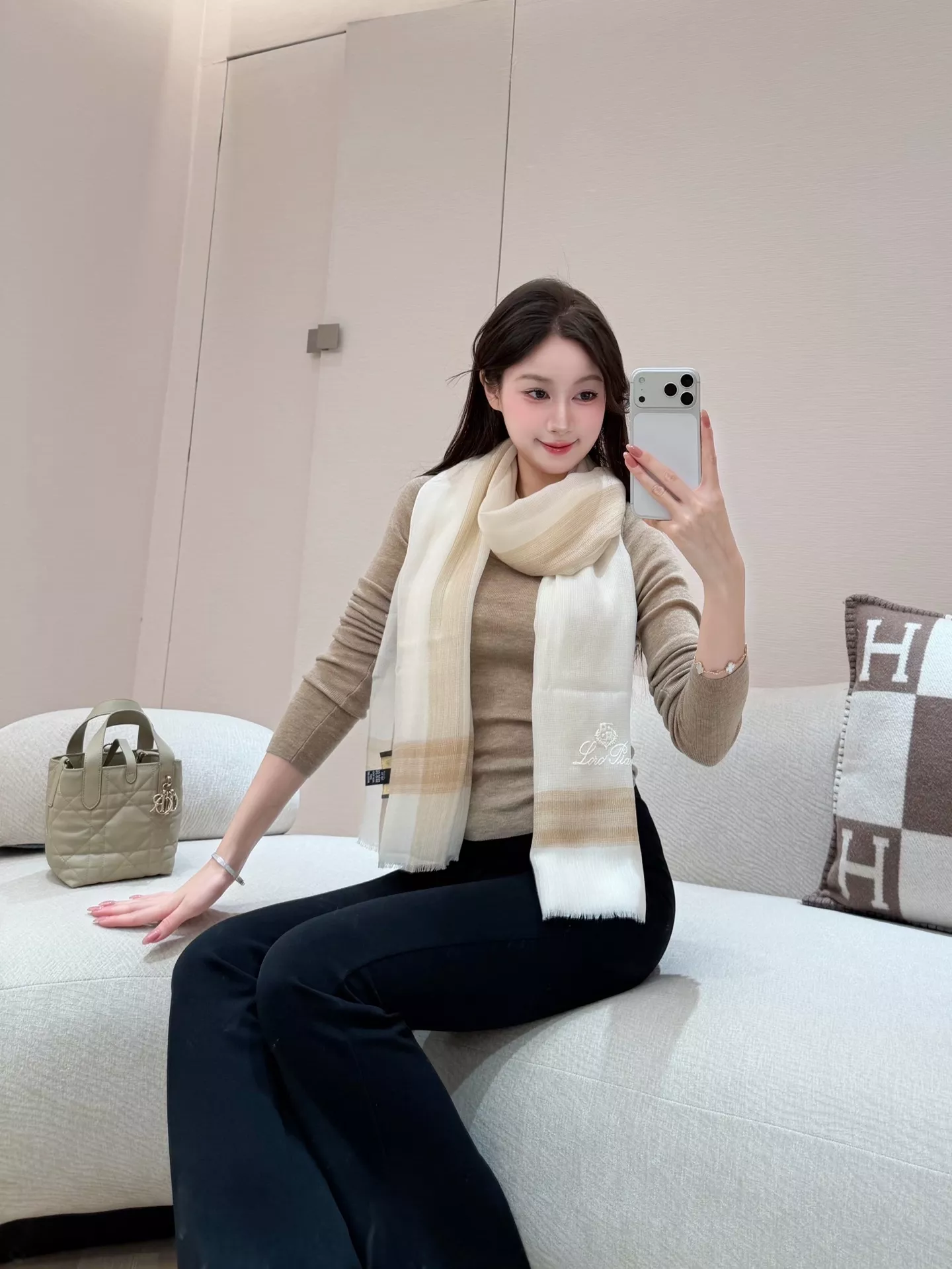로로피아나 연베이지 캐시미어 스톨 상세 이미지 10