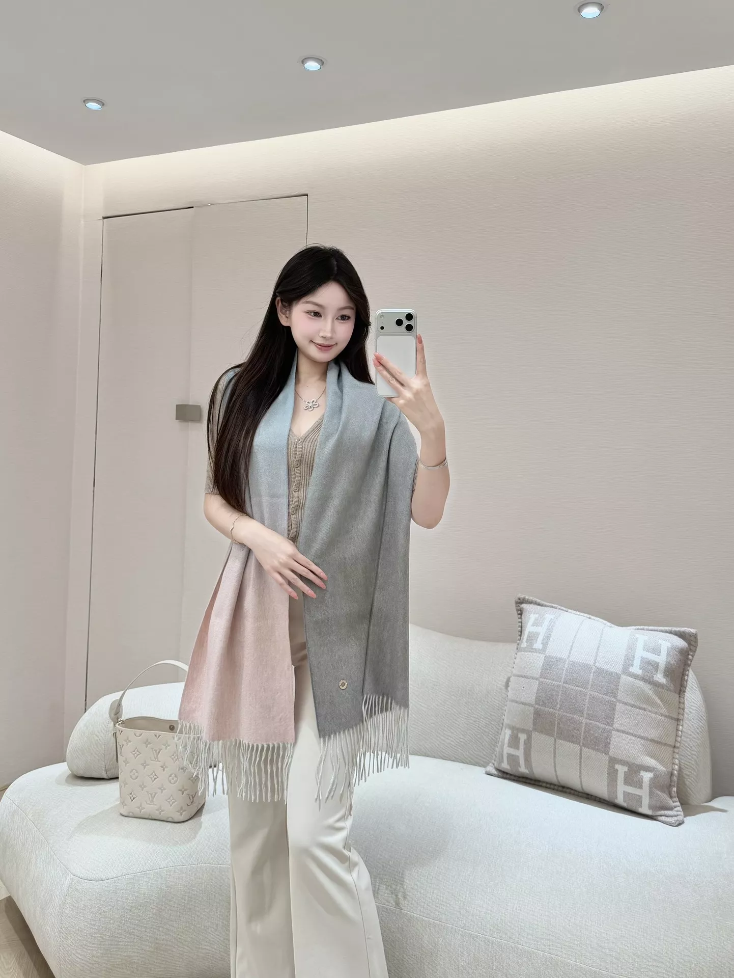 로로피아나 그라데이션 태그 캐시미어 숄 상세 이미지 10