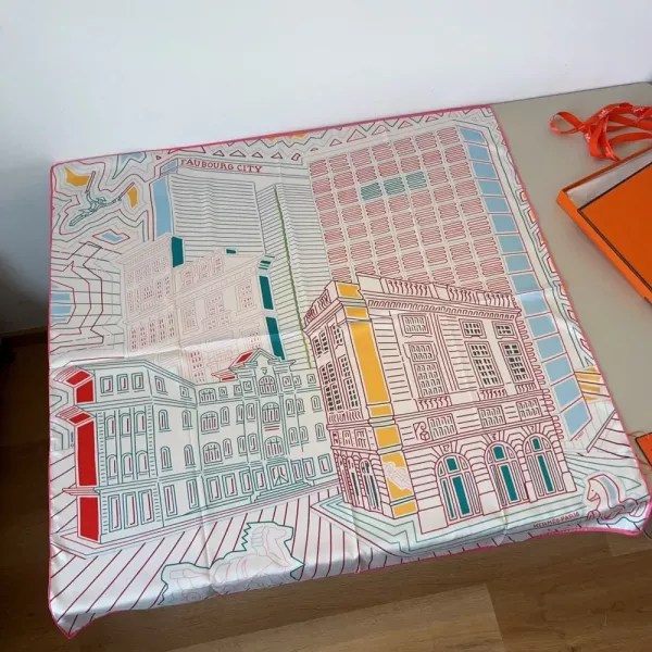 에르메스 푸바오의 도시 실크 패턴 스카프