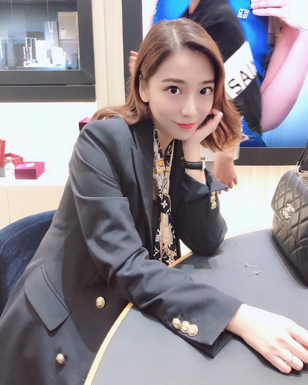 루이비통 모노그램 실크 리본 스트랩 스타일 상세 이미지 40