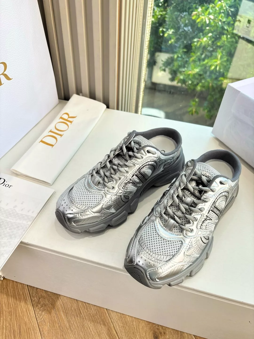 디올 Cest Dior 레더 메쉬 스니커즈 상세 이미지 4