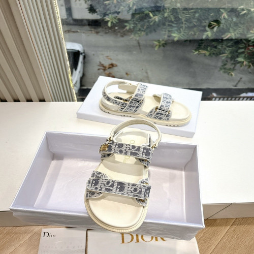 디올 2025 초봄 로고 버클 자수 샌들