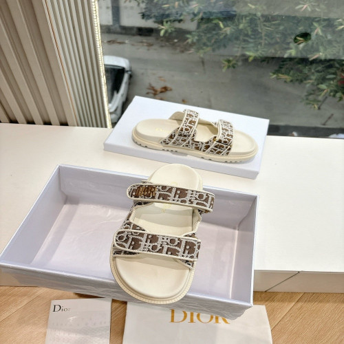 디올 2025 초봄 자수 로고 버클 샌들