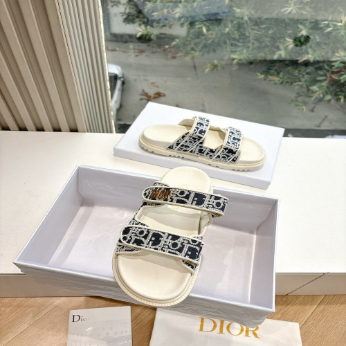 디올 2025 초봄 CD 버클 자수 슬리퍼