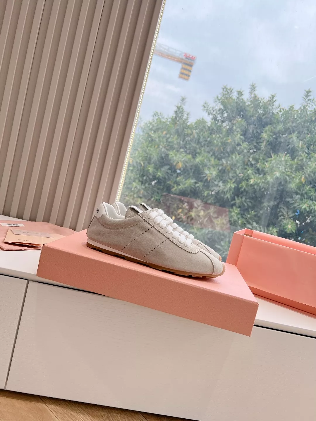 미우미우 빈티지 워싱 데일리 스니커즈 상세 이미지 6