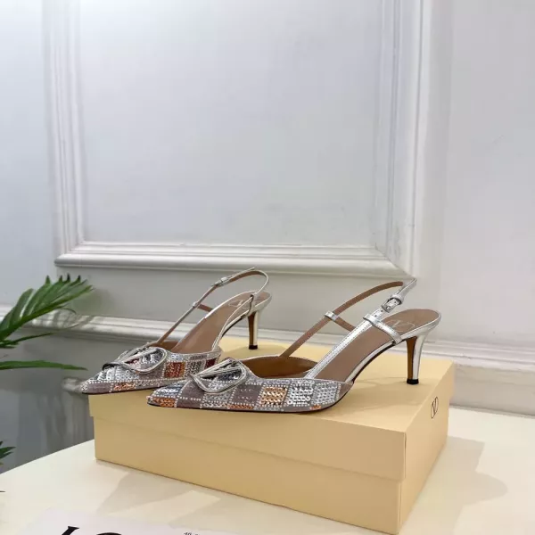 발렌티노 로만 스터드 V버클 스팽글 슬링백 하이힐