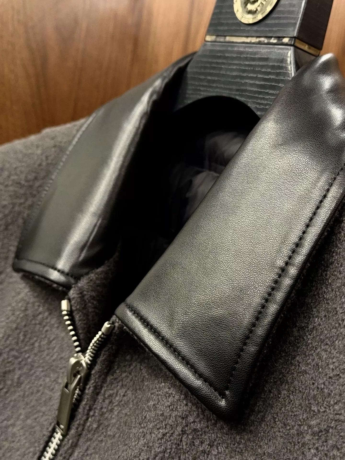 에르메스 남성용 카라 집업 가죽 배색 구스다운 패딩 재킷 상세 이미지 5