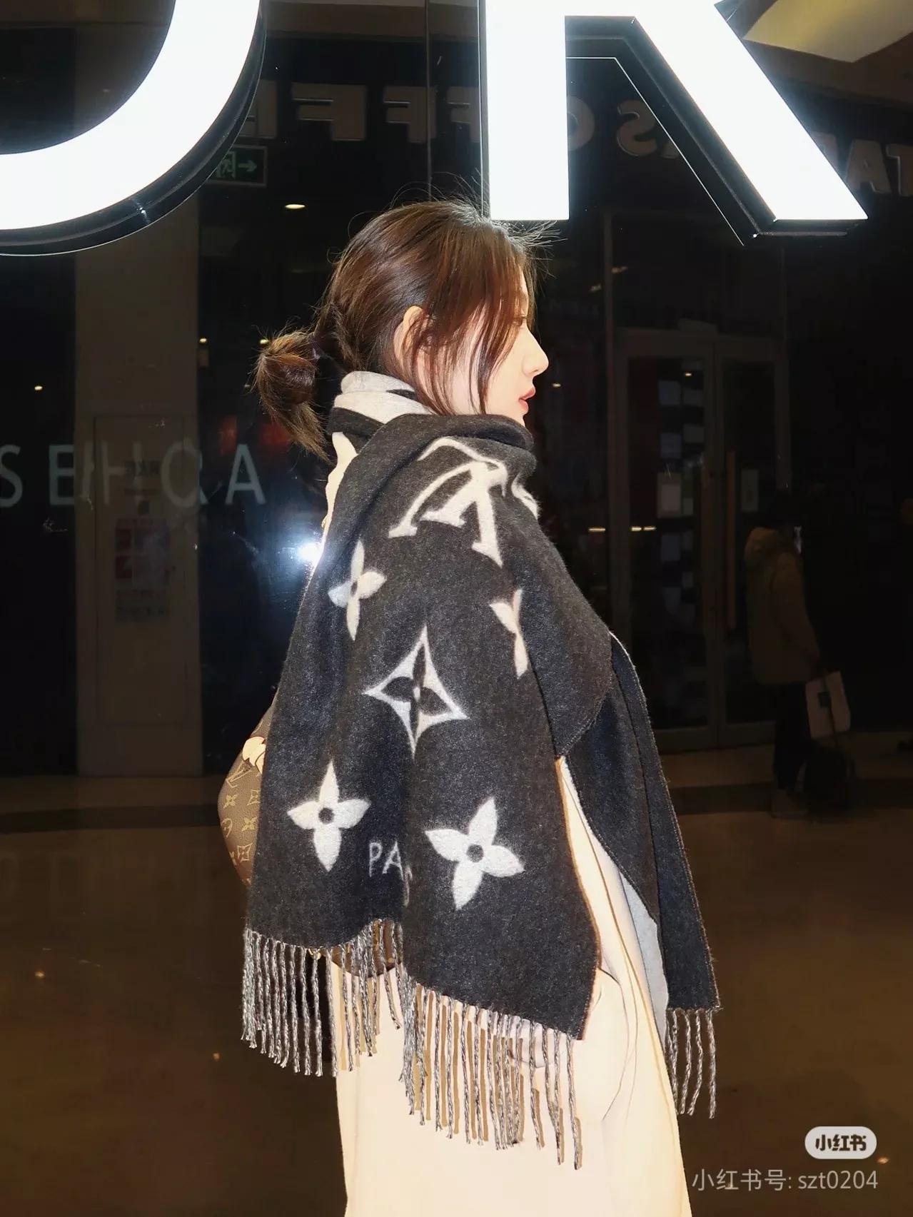 루이비통 모노그램 풀프린트 캐시미어 테슬 스카프 상세 이미지 17