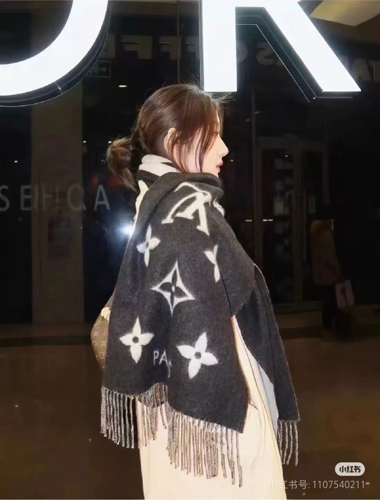 루이비통 모노그램 풀프린트 캐시미어 테슬 스카프 상세 이미지 15
