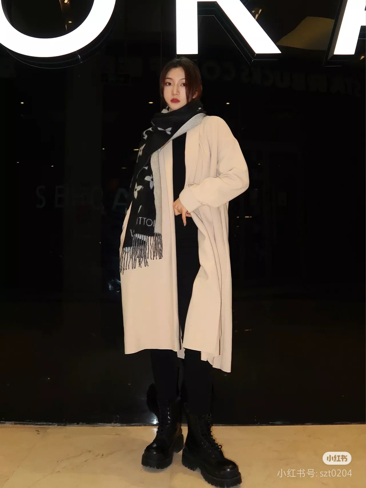 루이비통 모노그램 풀프린트 캐시미어 테슬 스카프 상세 이미지 16