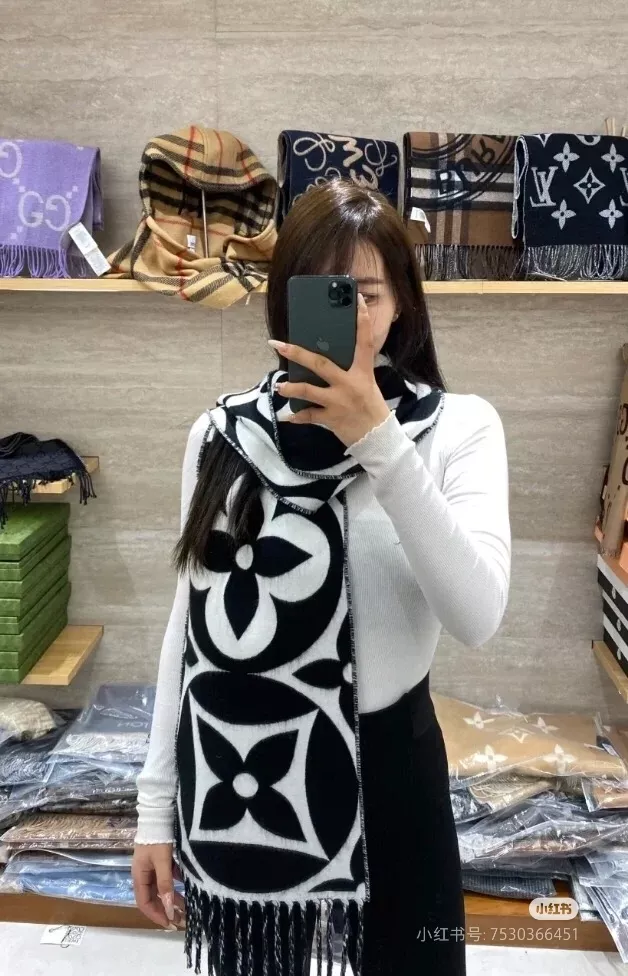 루이비통 양면 모노그램 울캐시미어 프린트 스카프 상세 이미지 16