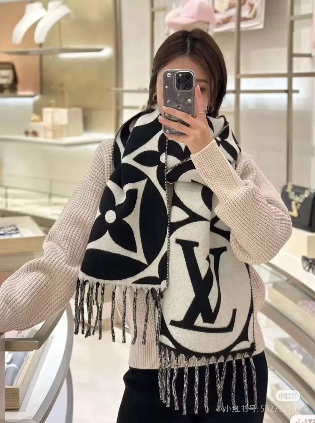 루이비통 양면 모노그램 울캐시미어 프린트 스카프 상세 이미지 12