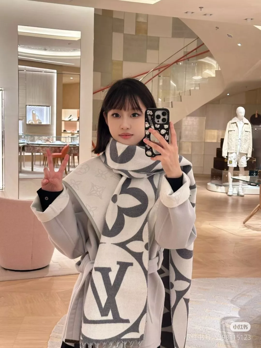루이비통 마작 패턴 양면 울캐시미어 프린지 스카프 상세 이미지 16