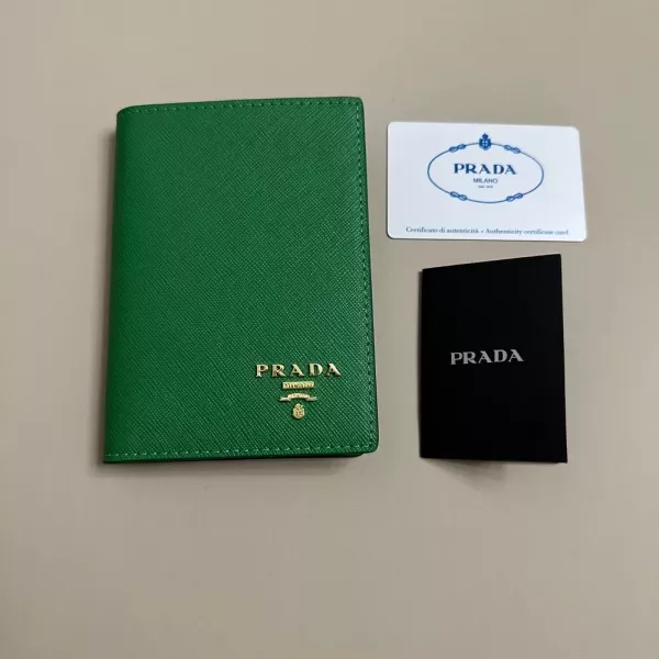 프라다 바레니아 카프스킨 여권지갑