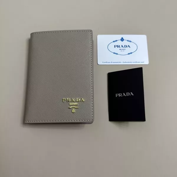 프라다 바레니아 카프스킨 여권 지갑