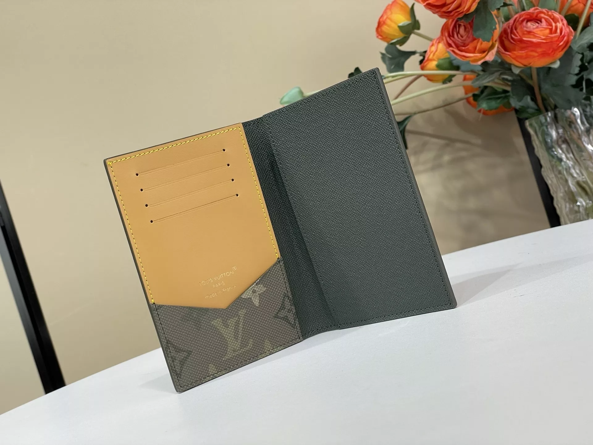 루이비통 모노그램 가죽 슬렌더 여권지갑 상세 이미지 6