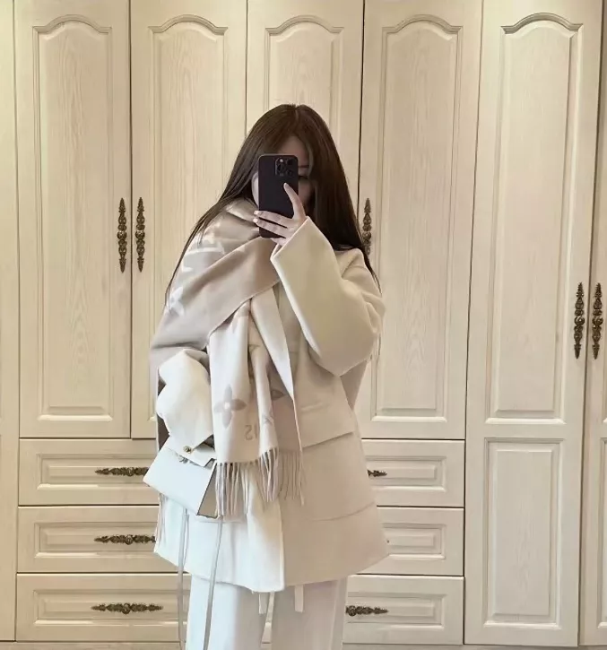 루이비통 모노그램 양면 캐시미어 숄 상세 이미지 11