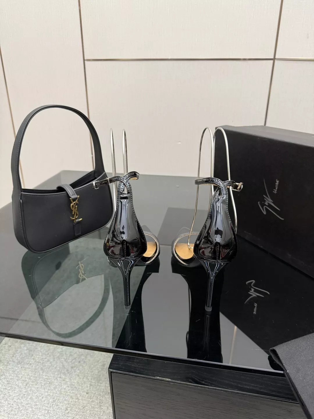주세페자노티 SS2026 페이턴트 포인티드 스트랩 힐 상세 이미지 5