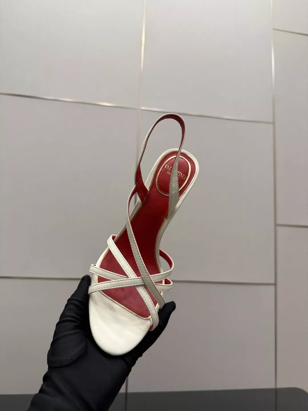 발렌티노 브이로고 시그니처 스트랩 샌들 상세 이미지 9