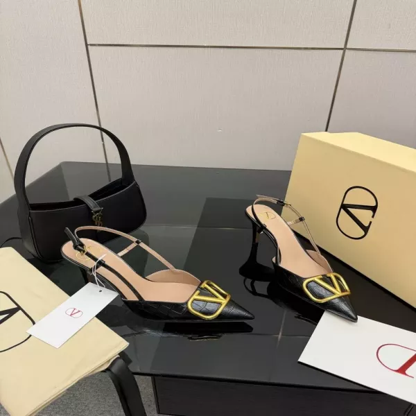 발렌티노 V로고 골드 버클 스톤 텍스처 힐 샌들
