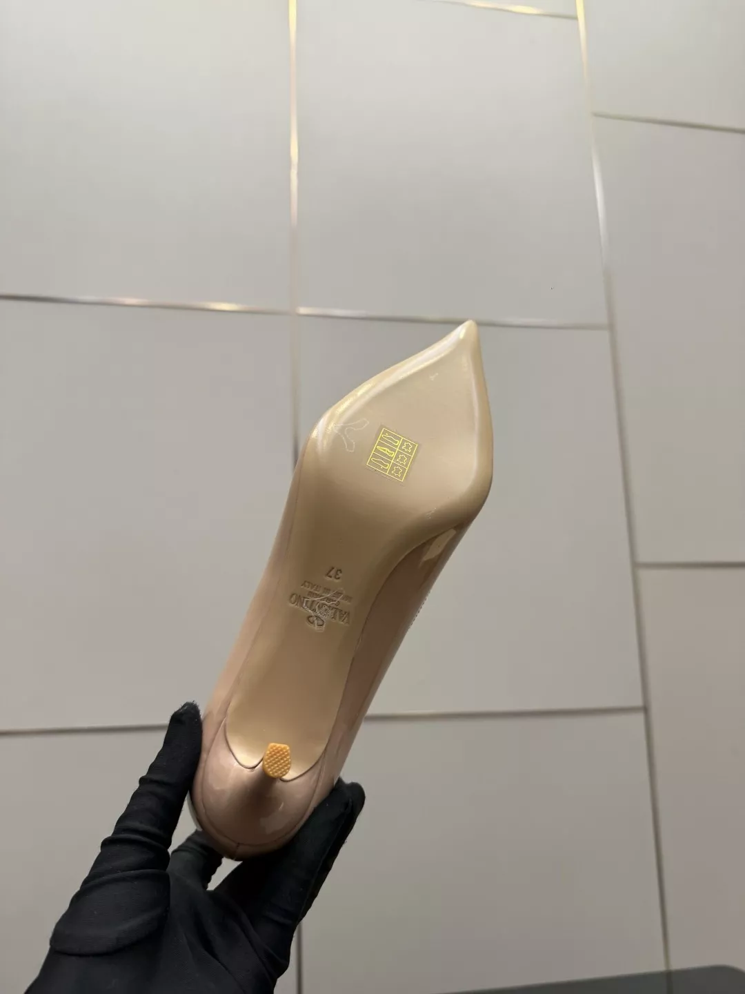 발렌티노 로고 장식 에나멜 포인티드토 펌프스 상세 이미지 10