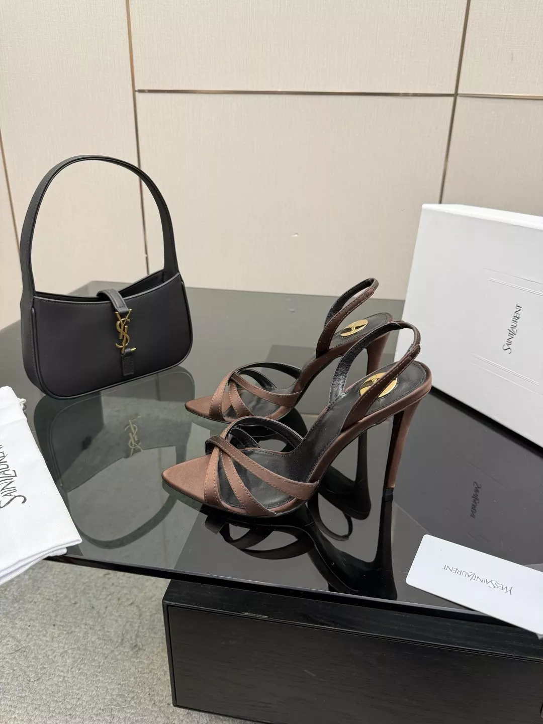 입생로랑 YSL 메탈 로고 스트랩 하이힐 샌들 상세 이미지 4