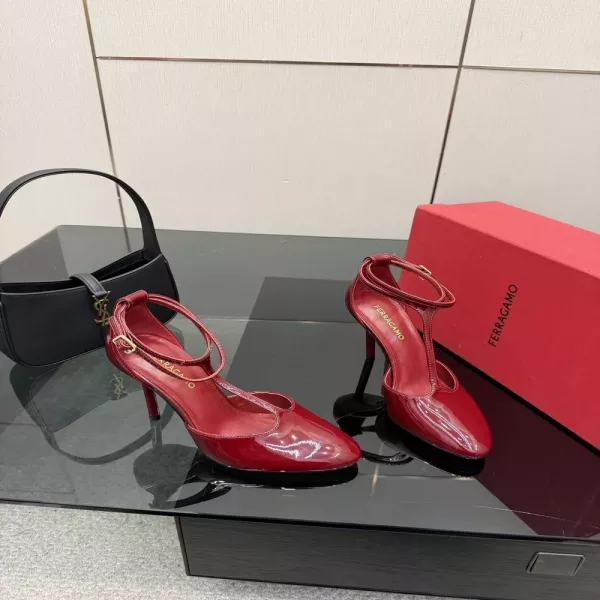 페라가모 원형 버클 포인트 페이턴트 스트랩 힐