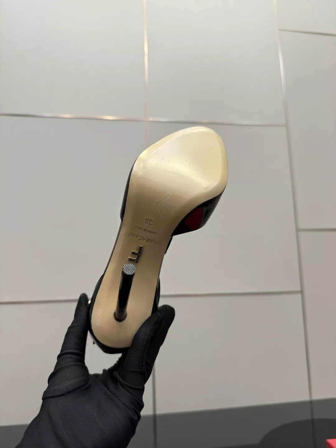 페라가모 바라 리본 라운드 버클 에나멜 스트랩 샌들 힐 상세 이미지 9