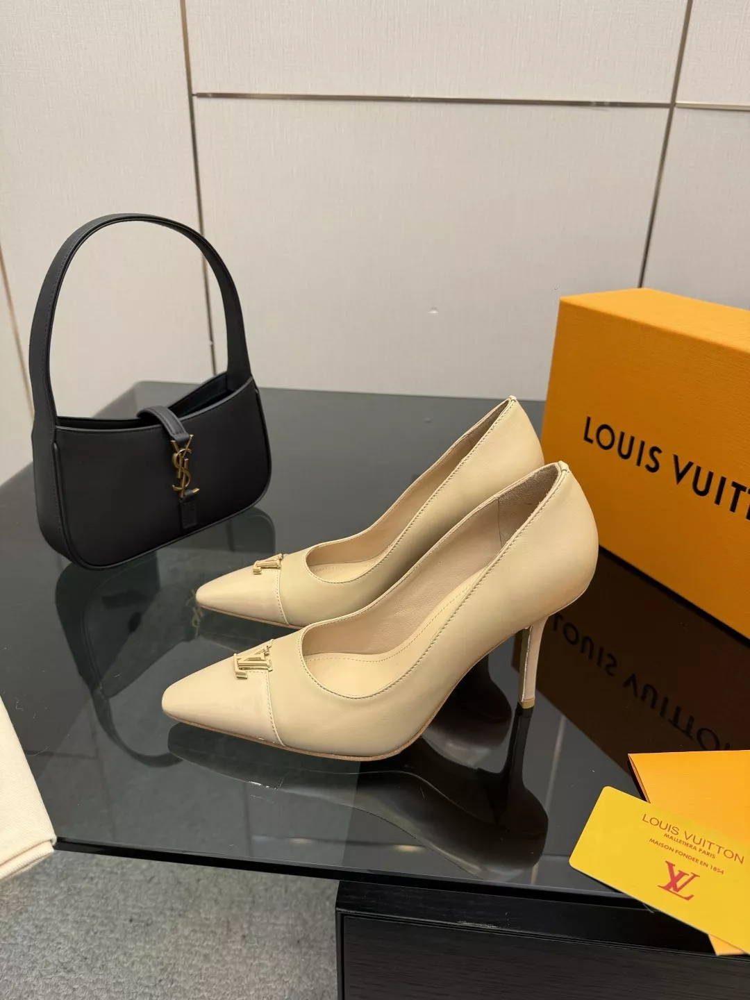 루이비통 LV 로고 포인트 슬링백 미들힐 상세 이미지 2