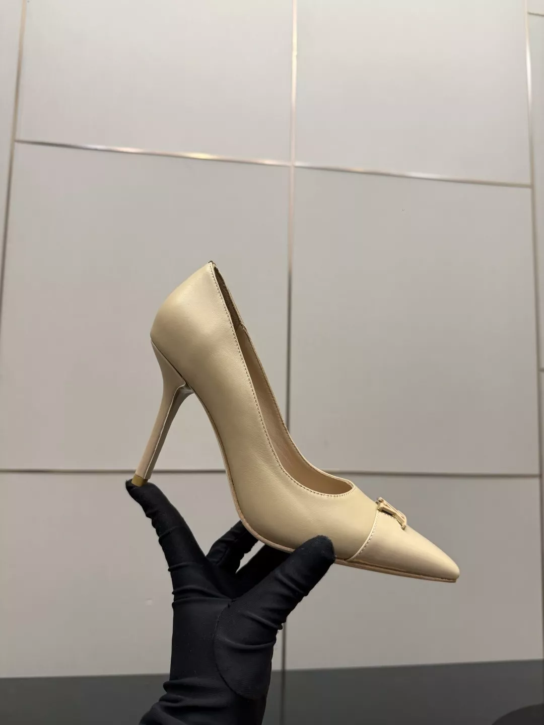 루이비통 LV 로고 포인트 슬링백 미들힐 상세 이미지 8